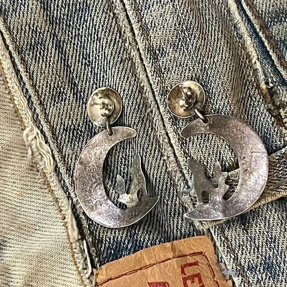 Native American vintage Silver Wolf Crescent Moon Earrings - Picture 5 of 10